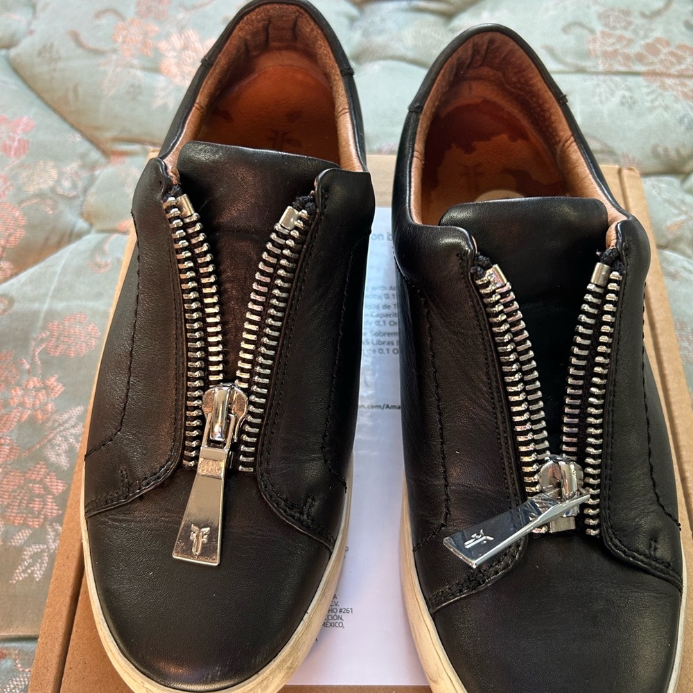 Woman’s Black Leather Zipper Sneakers